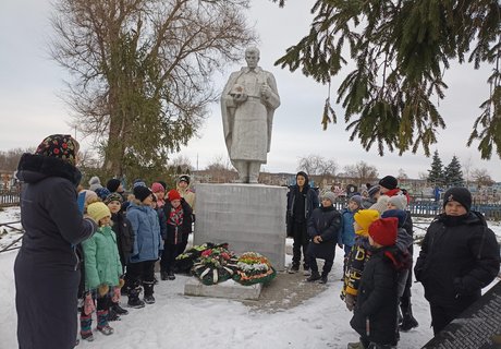 «Цветы к подножию героев».