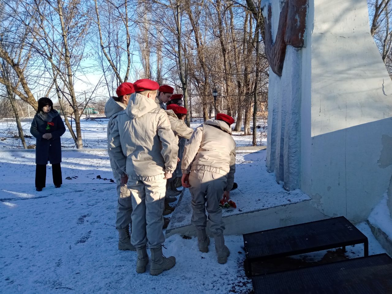 «Возложим цветы к подножию Героев».