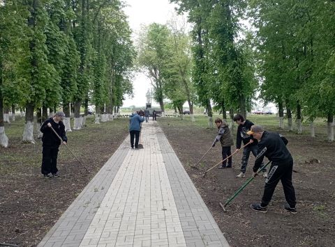 Уборка территории обелиска погибших воинов