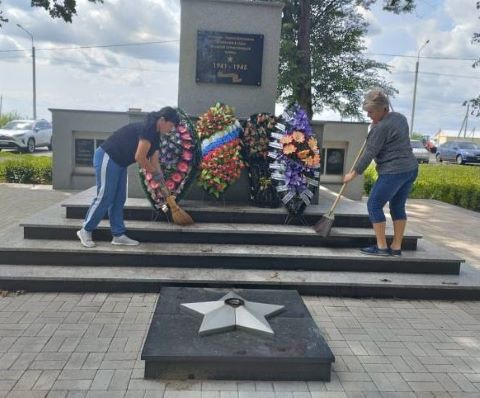 Уборка территории у обелиска погибших воинов Ясенковского поселения.