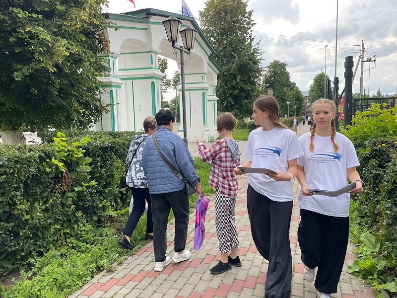 Волонтерский центр молодежный клуб «Аль-Таир» и объединение «Дом дружбы» провели на улицах Боброва акцию, посвященную Дню дружбы и единения славян.