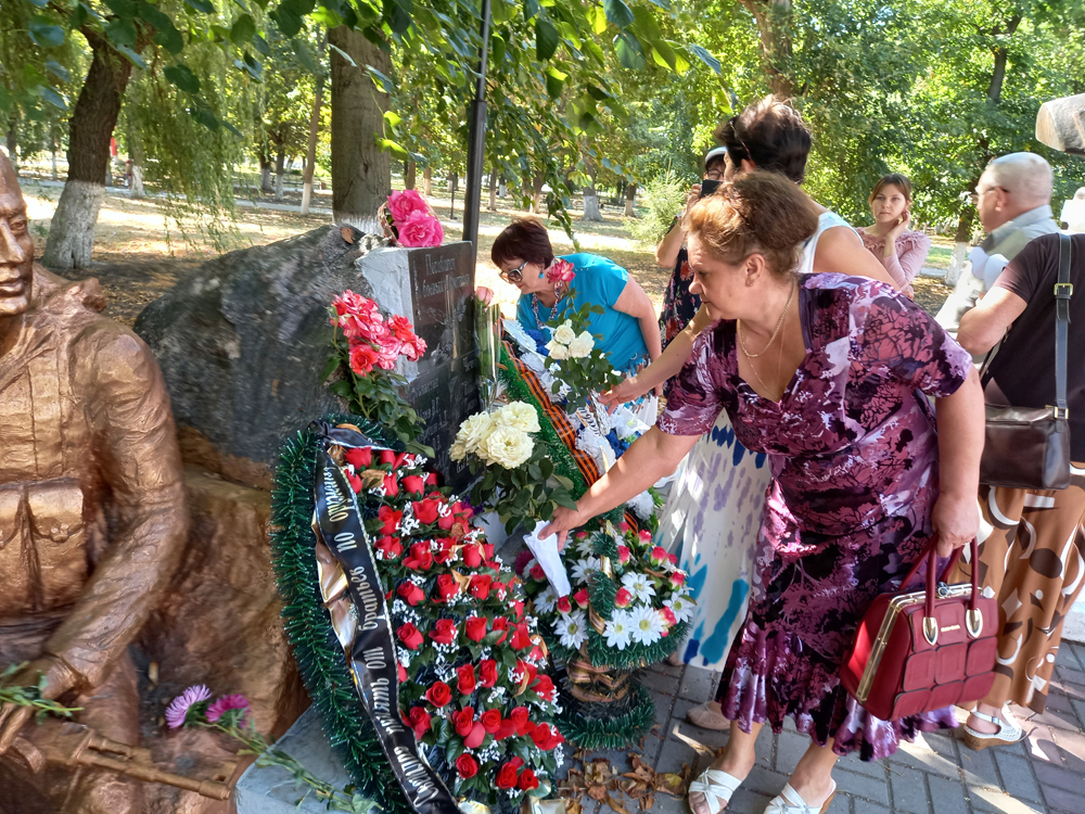 Цветы - в знак памяти
