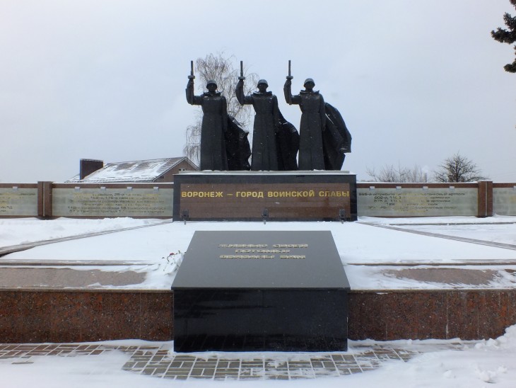 «Цветы к подножию героев».