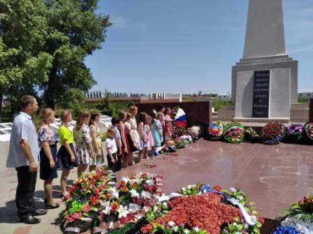 «Вечно их сон хранит гранитная тишина»