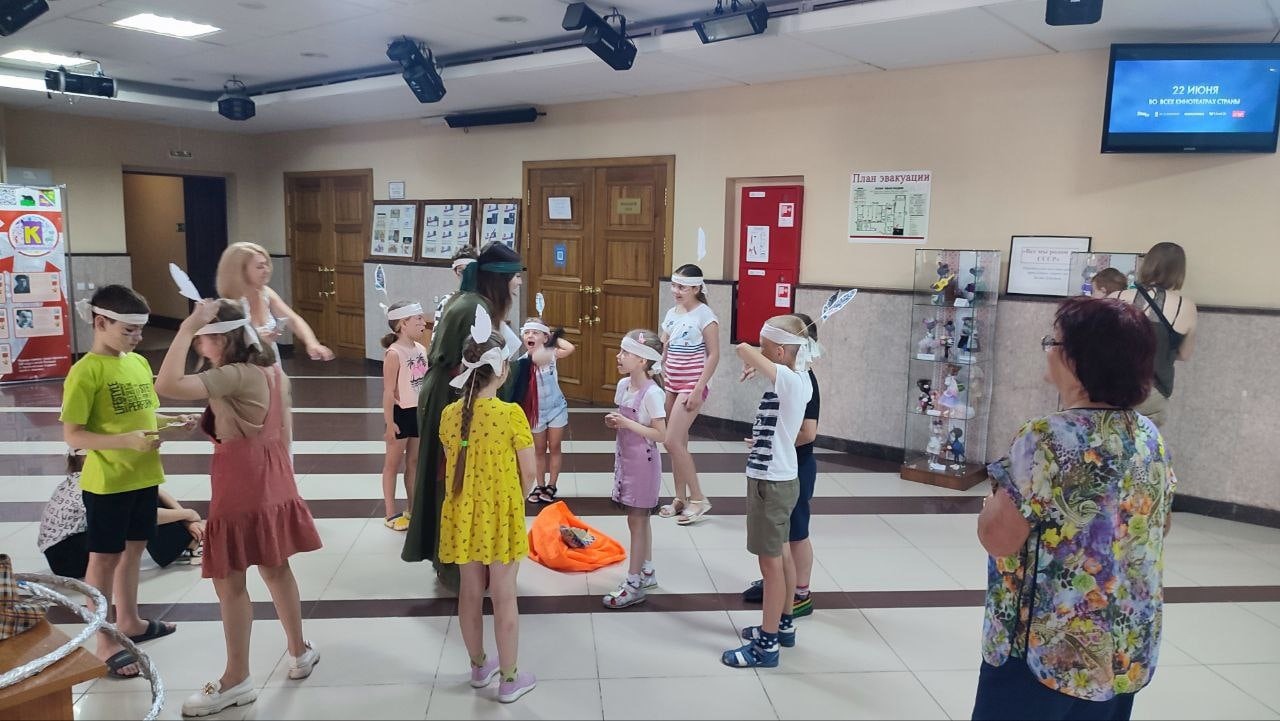 «На завалинке народ, собирался в ХОРОВОД»