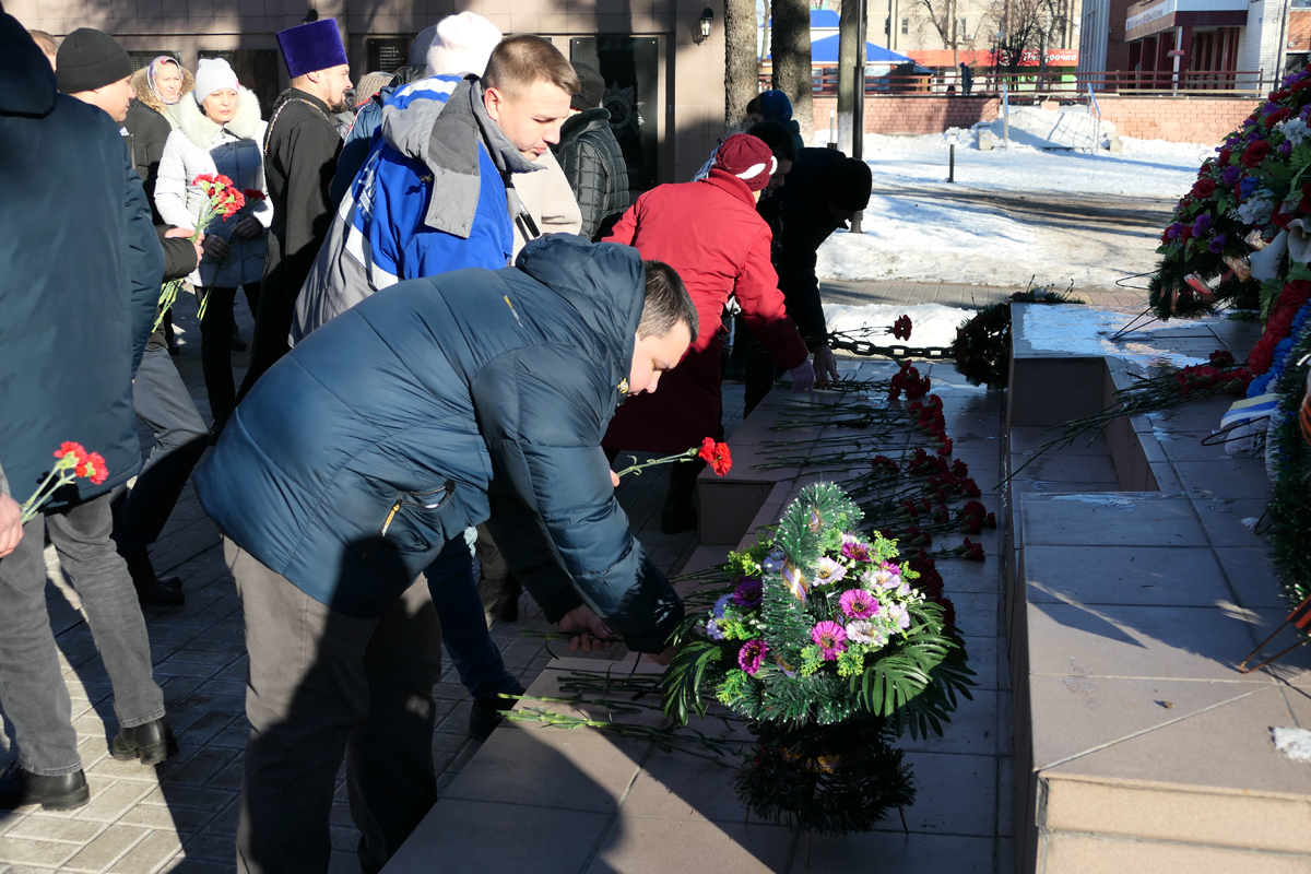 Акция «Цветы к подножию героев»