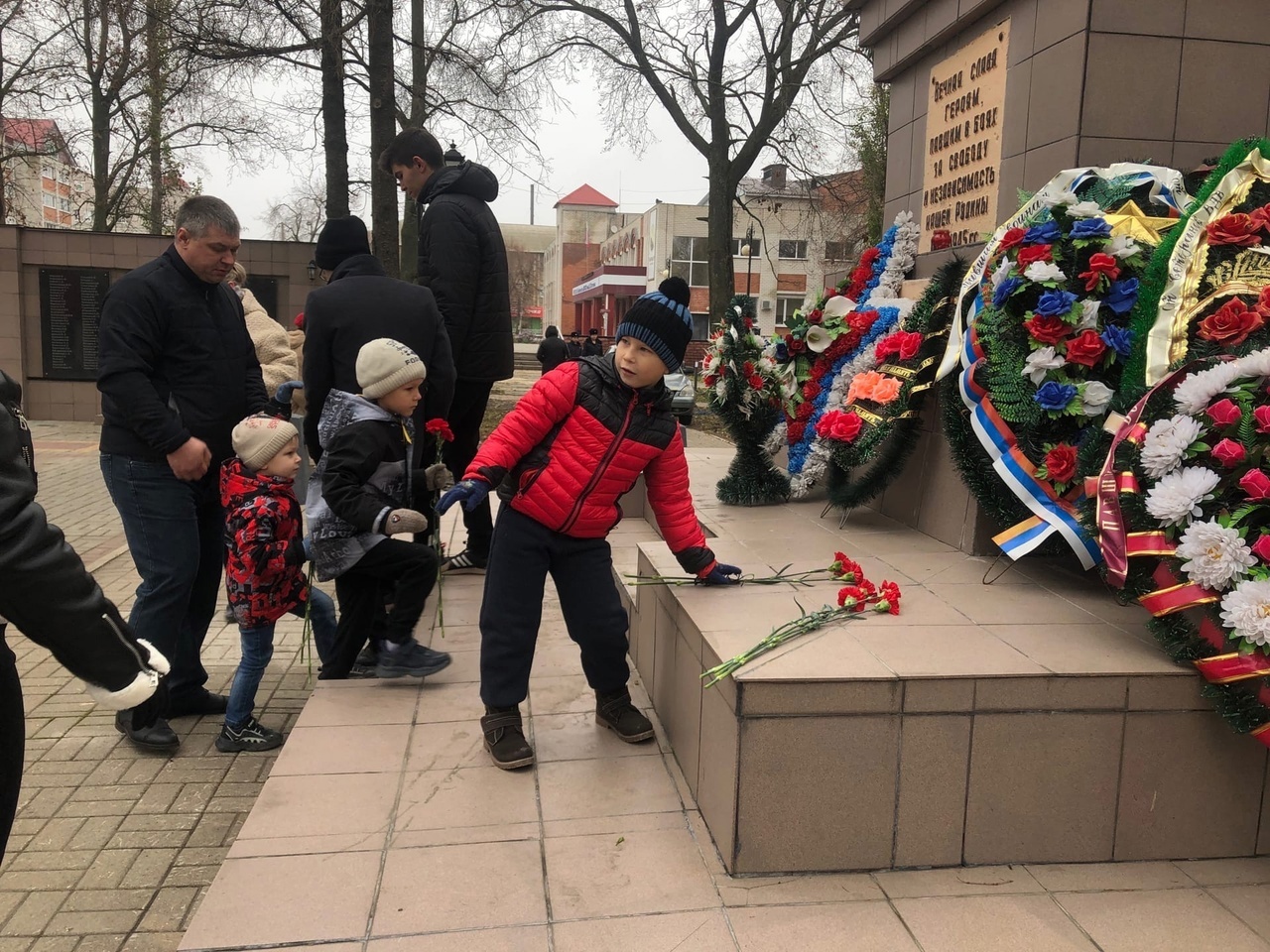 Районная акция «Цветы к подножию героев»