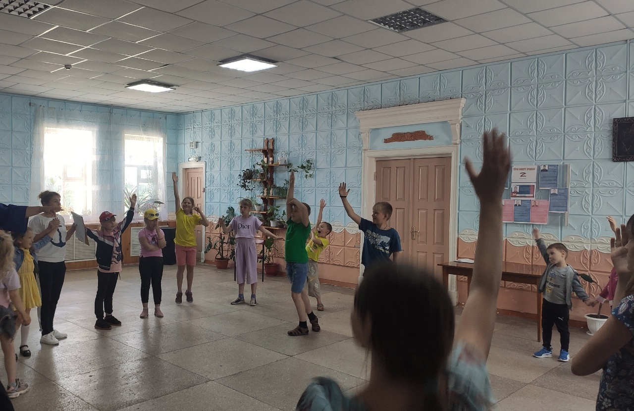 «Звонко песня раздается»