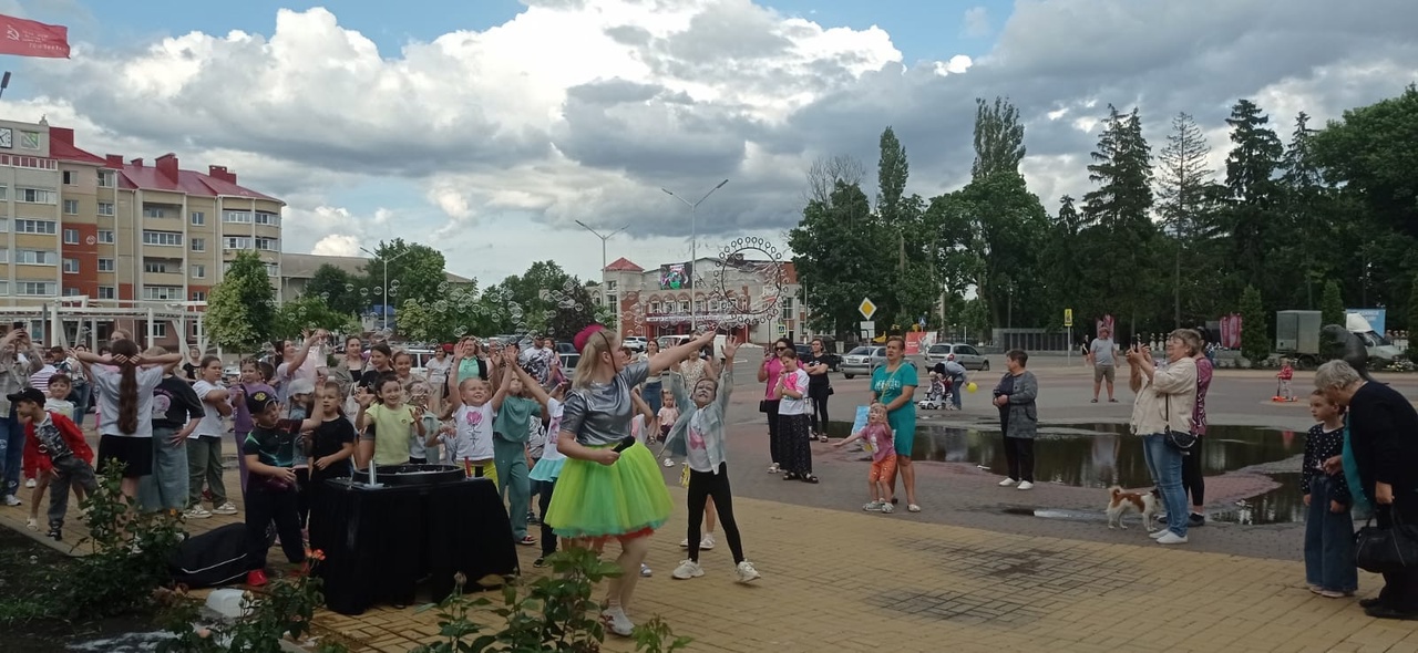 1 июня прошла игровая программа для детей на площади у Бобра
