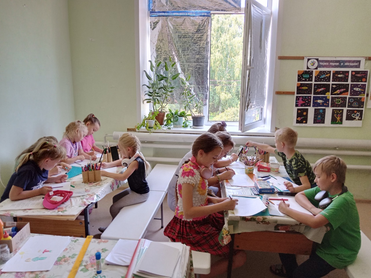 Выставка рисунков «Домик для синичек»	