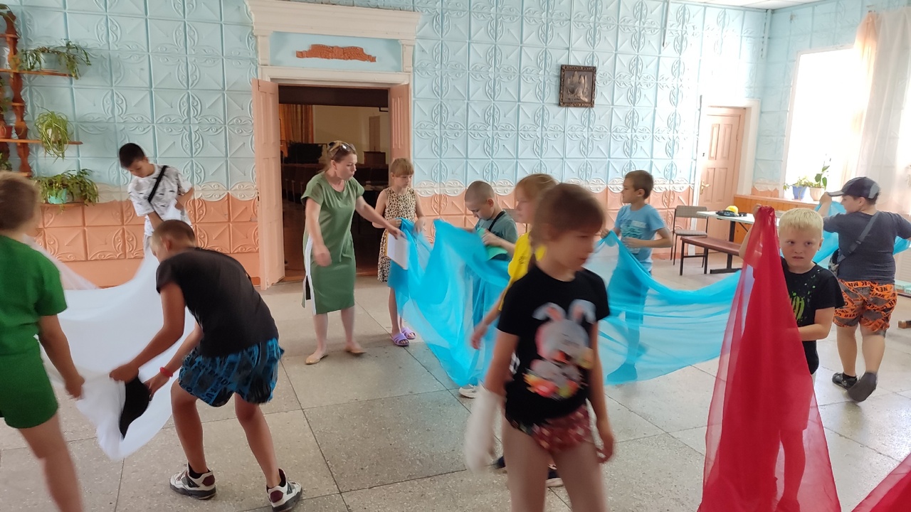 «Гордо реет флаг державный» 