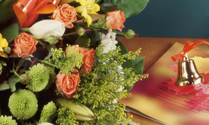 «С праздником учителя».