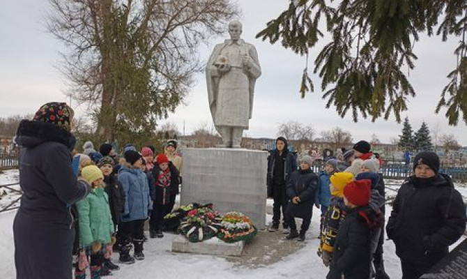 «Цветы к подножию героев».