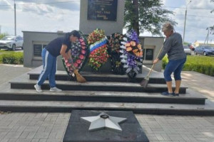 Уборка территории у обелиска погибших воинов Ясенковского поселения.