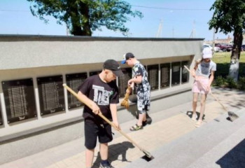 Уборка территории у обелиска погибших воинов Ясенковского поселения.
