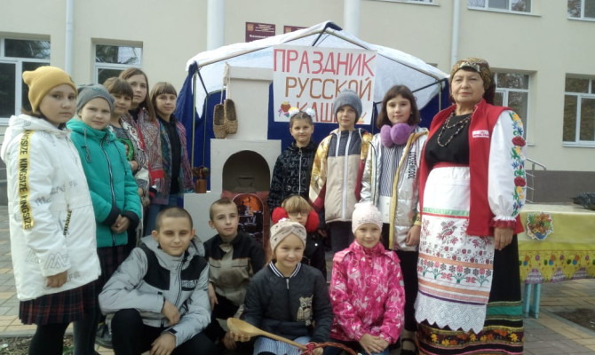 С праздником поздравляет ансамбль "Ясенки" С праздником поздравляет ансамбль