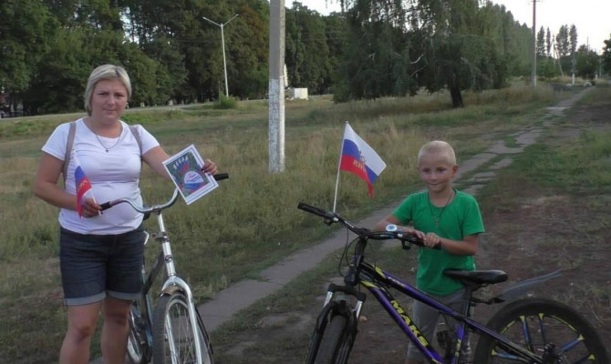 Уличная акция «Три цвета российской славы»