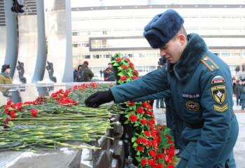 «Цветы к подножию героев».