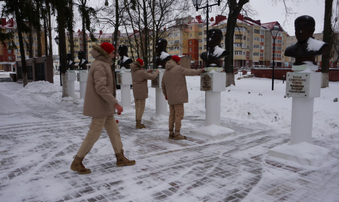 Районная акция «Цветы к подножию героев»