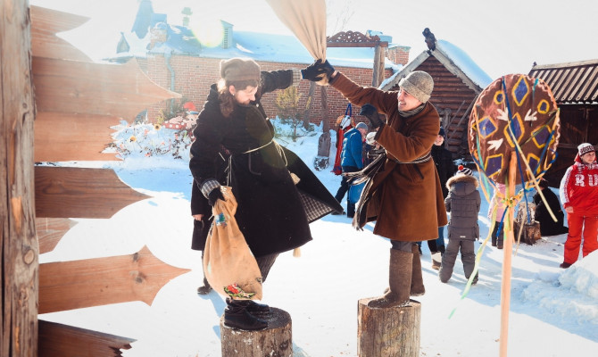 С Новым годом! С Рождеством! Благодати, счастья в дом, Доброты, тепла, покоя, Дней, наполненных любовью! С Новым годом! С Рождеством! Благодати, счастья в дом, Доброты, тепла, покоя, Дней, наполненных любовью!