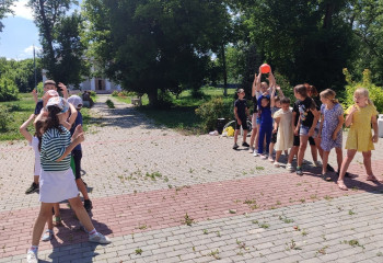 «Давайте за руки возьмемся»