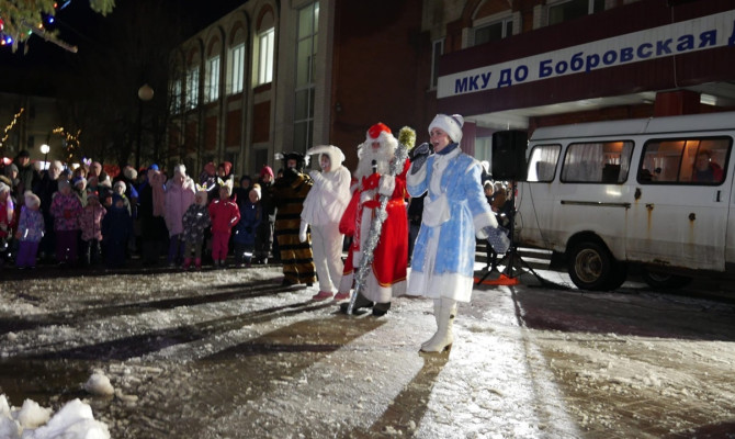 Уличное новогодние представление «Как Баба- Яга и Медведь за новогодним чудом ходили!»