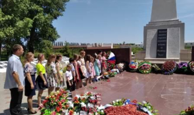 «Вечно их сон хранит гранитная тишина» «Вечно их сон хранит гранитная тишина»