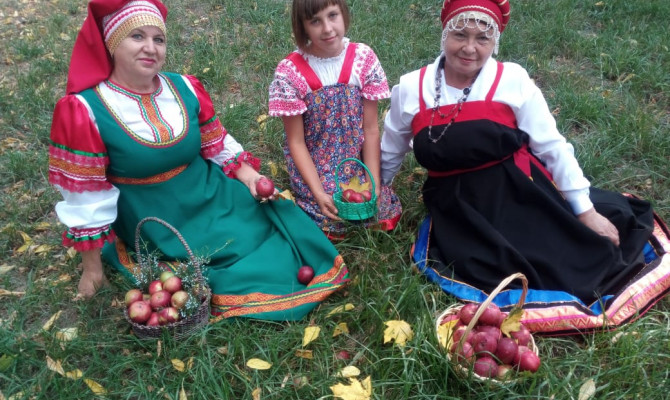 С праздником поздравляет ансамбль 