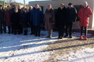 Цветы к подножию героев