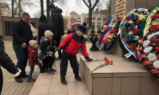 Районная акция «Цветы к подножию героев»