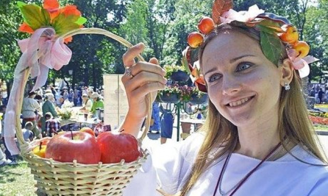 Фольклорные посиделки «Пришли Спасы-готовь припасы» Фольклорные посиделки «Пришли Спасы-готовь припасы»