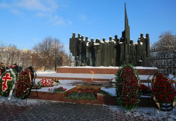 «Цветы к подножию героев».