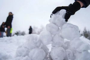 Зимние игры и забавы для детей на улице